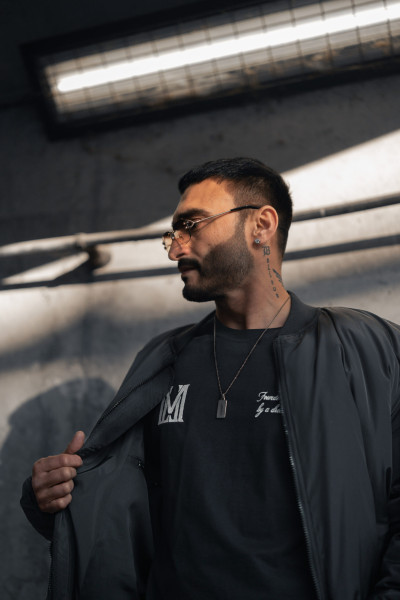 T-shirt Founded Czarny